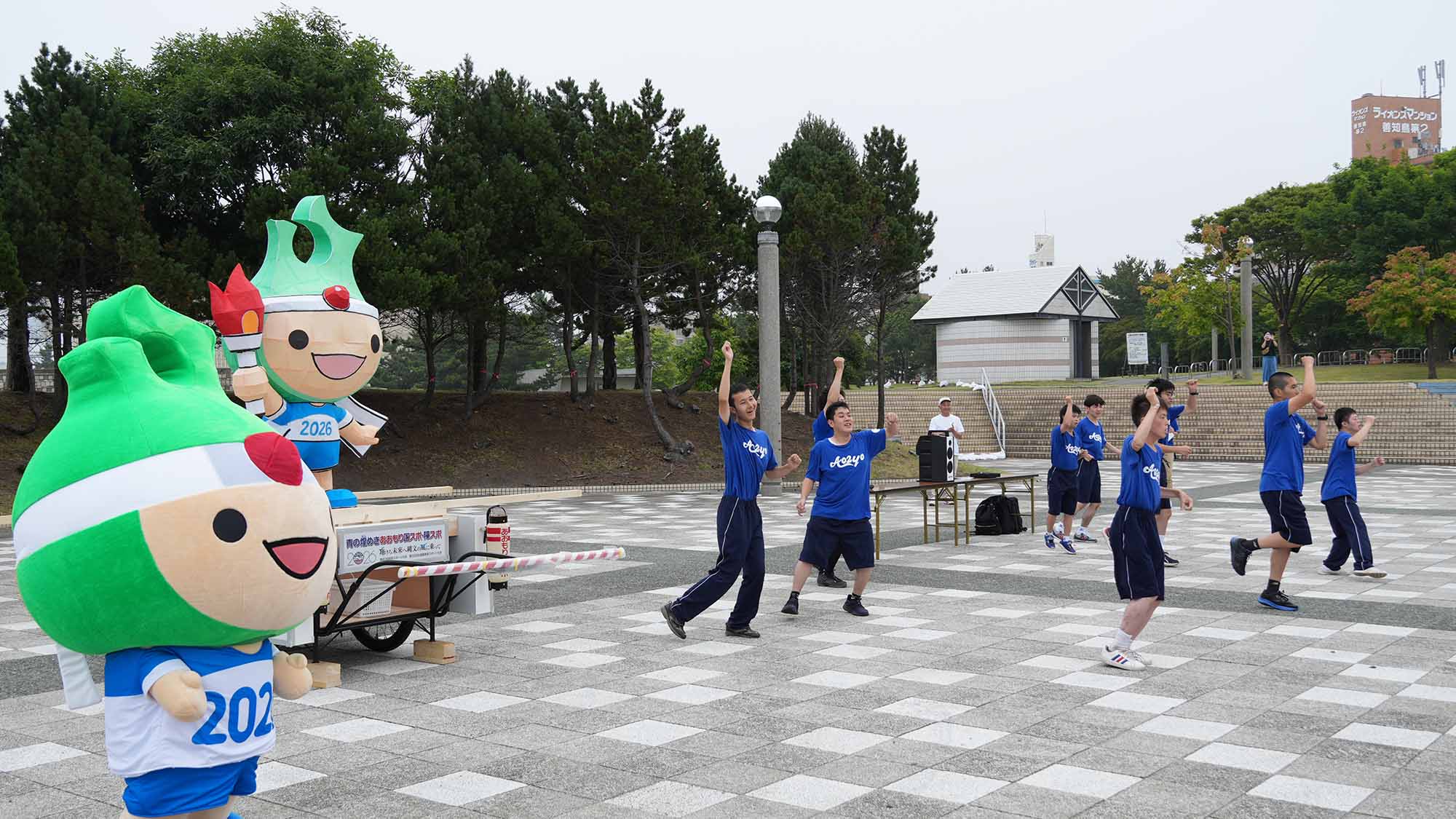 前ねぶたの台上げイベントの様子