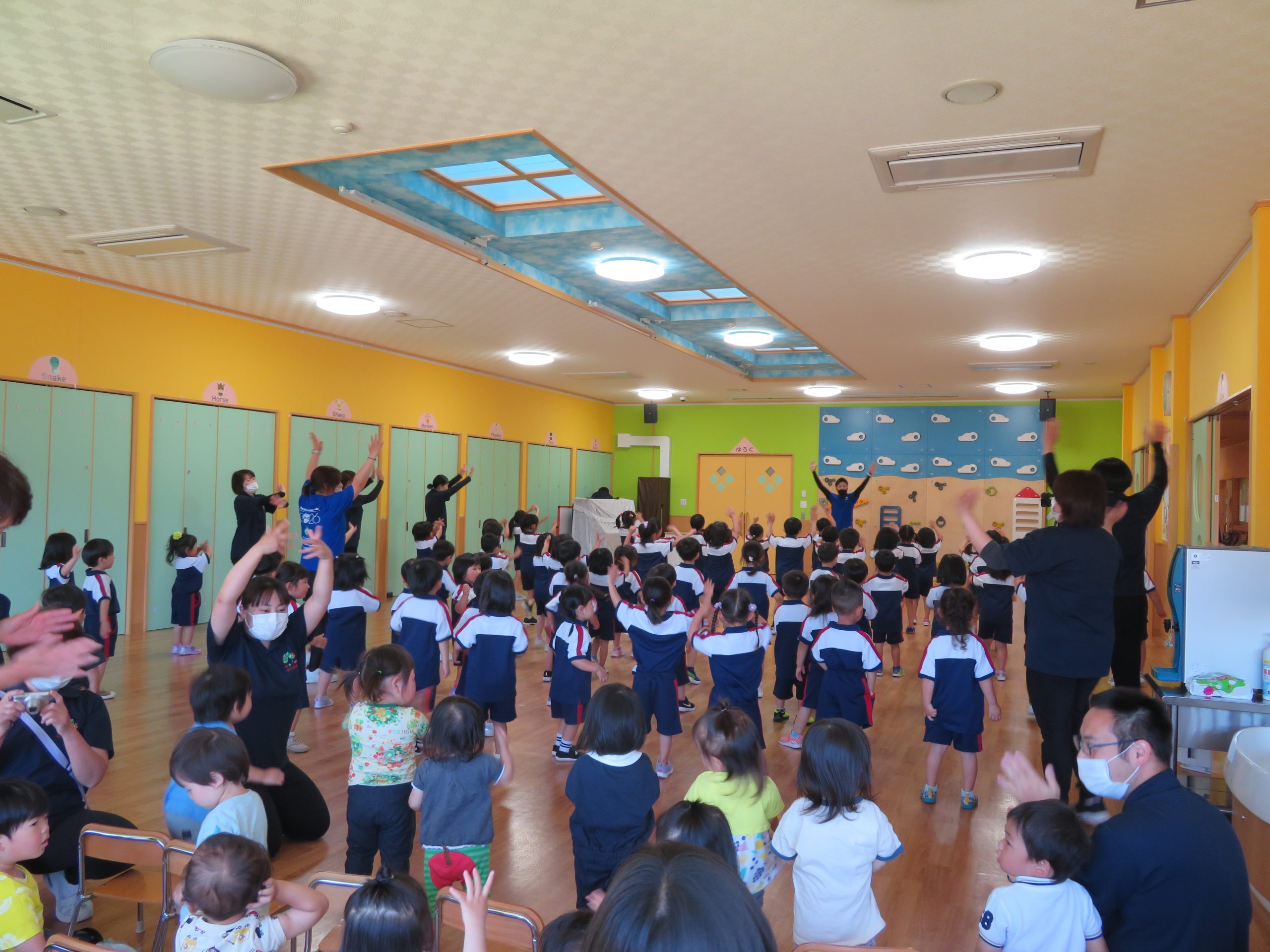 園児みんなで青の煌めきダンス出前教室でダンスを踊りました！